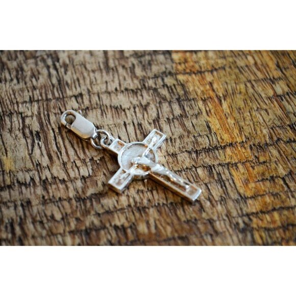 Sterling Silver Jesus on Cross Pendant Christian Religious Necklace Charm 3.9 gm - Picture 2 of 6